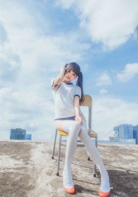 男人把舌头伸进花园里的视频_4K高清完整版播放